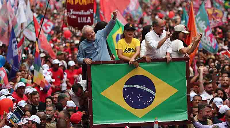 Imagen referencial. El candidato presidencial brasileño Luiz Inácio Lula da Silva saluda a sus simpatizantes junto a su esposa Janja (c), el exgobernador paulista Geraldo Alckmin (2-d), y otros integrantes de su campaña, durante un recorrido por las calles de Sao Paulo (Brasil). Foto: EFE