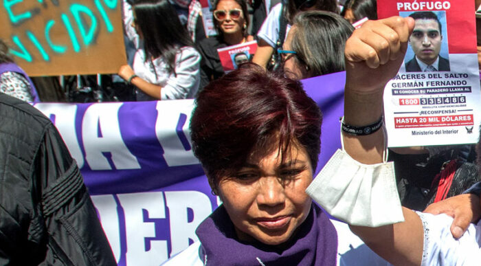 La marcha contra los femicidios en Ecuador se desarrolla luego del caso de María Belén Bernal, a quien le quitó la vida su pareja, un teniente de la Policía. Foto: Carlos Noriega/ EL COMERCIO