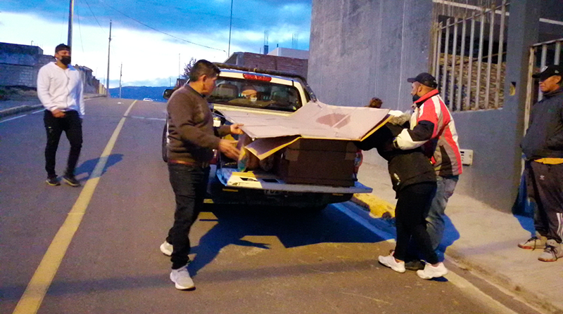 Familiares recibieron los cuerpos de sus familiares en el Centro Forense de Ambato. Foto: EL COMERCIO