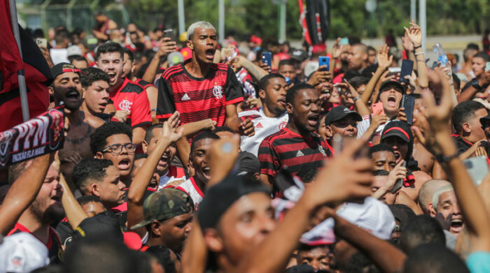 Hinchas acompañan al Flamengo previo a su viaje hacia Guayaquil para disputar la final de la Copa Libertadores contra Atlético Paranaense. Foto: EFE