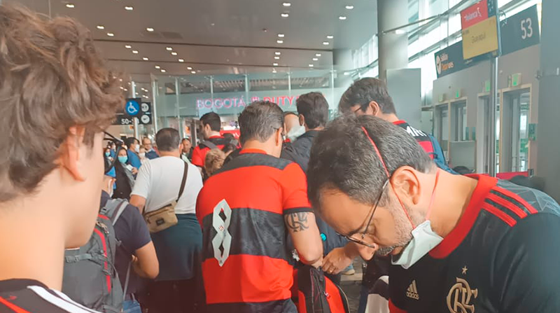 Hinchas del Flamengo antes de su arribo al avión que los llevará a Guayaquil. Foto: Mario Naranjo desde Bogotá / EL COMERCIO