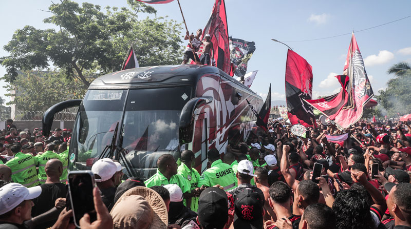 Hinchas acompañan al Flamengo, el 26 de octubre del 2022, previo a su viaje hacia Guayaquil para disputar la final de la Copa Libertadores contra Atlético Paranaense. Foto: EFE
