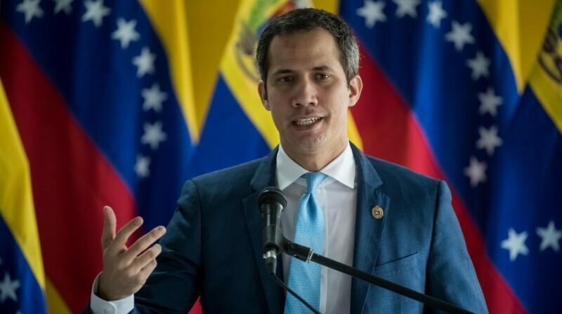 Fotografía de archivo fechada el 12 de agosto de 2022 que muestra a Juan Guaidó, mientras ofrece declaraciones en Caracas (Venezuela). Foto: EFE.