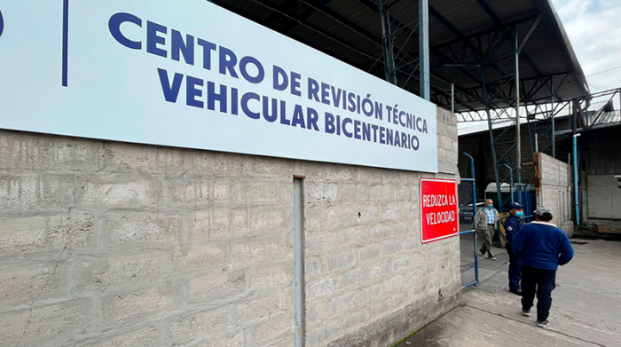 Guardias de los centros de revisión técnica vehicular exigen el pago de sus sueldos. Foto: Diego Pallero / EL COMERCIO