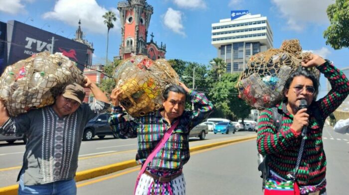 Pueblo Tz'utujil realizan una manifestación sobre la situación que se vive en los territorios ante la contaminación que grandes empresas han causado a lago Atitlán. Foto: Twitter Federación Guatemalteca de Escuelas Radiofónicas.