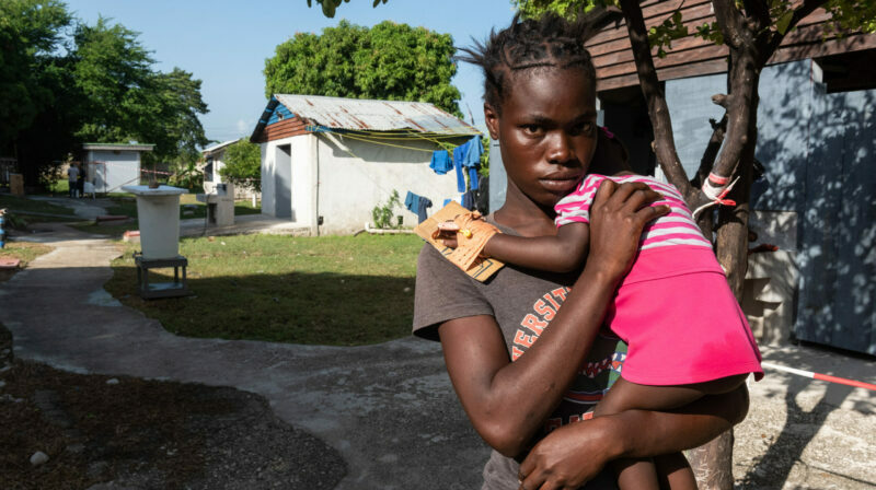 Una joven carga a su hija con cólera en el Centro de Tratamiento del Cólera (CTC) de Médicos Sin Fronteras (MSF) en el barrio de Cité-Soleil, en Puerto Príncipe (Haití). Foto: EFE.