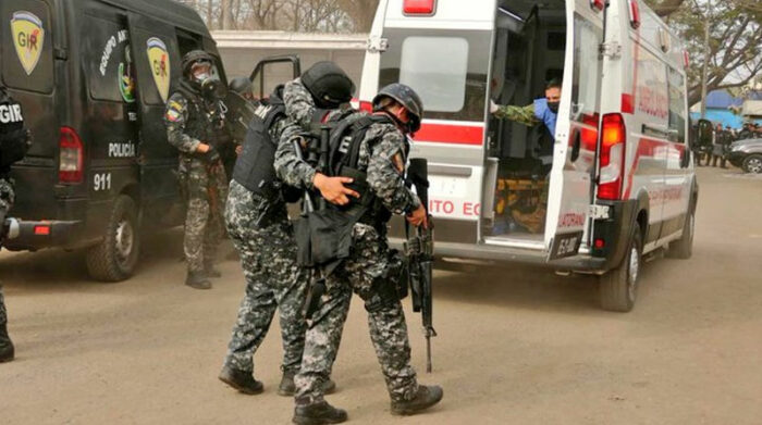 La Policía informó que los uniformados heridos fueron llevados a casas de salud. Foto: Twitter Policía Ecuador