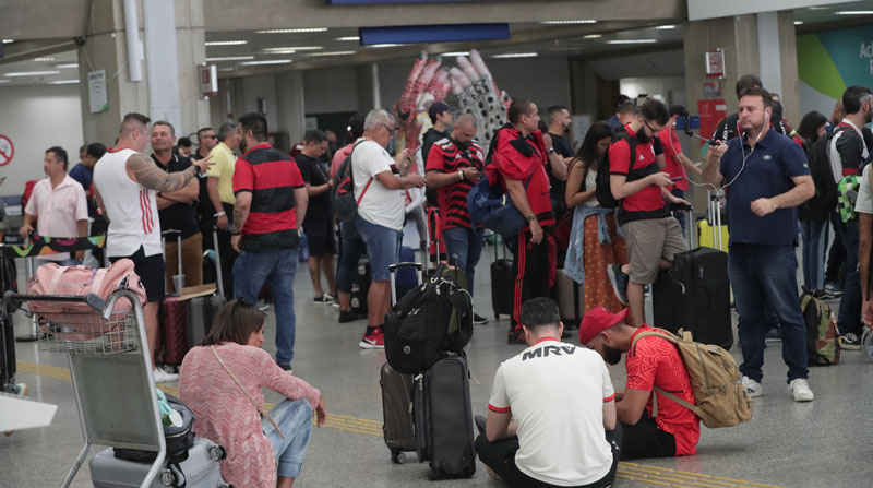 Desde el 27 de octubre, hinchas del Flamengo reportaron problemas en sus vuelos para salir de Brasil hacia Guayaquil, a la final de la Copa Libertadores. Foto: EFE