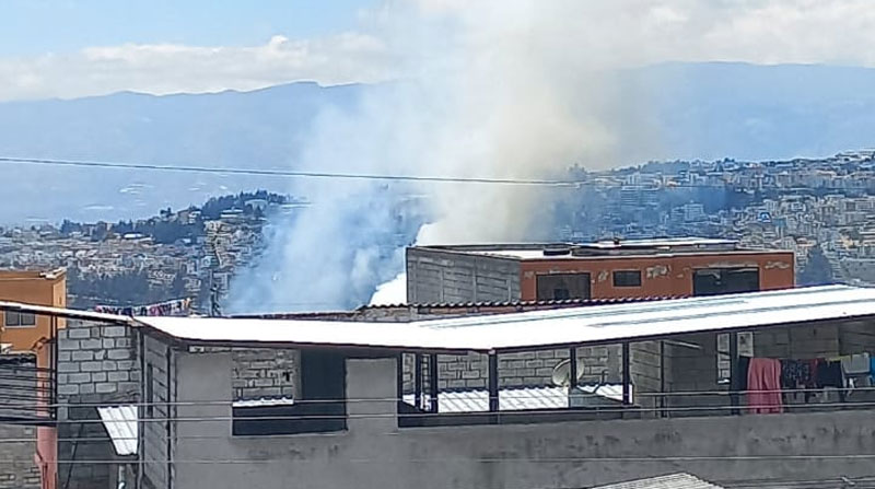 La columna de humo se observaba desde los sectores de El Condado y La Roldós, en el norte de Quito. Foto: Cortesía