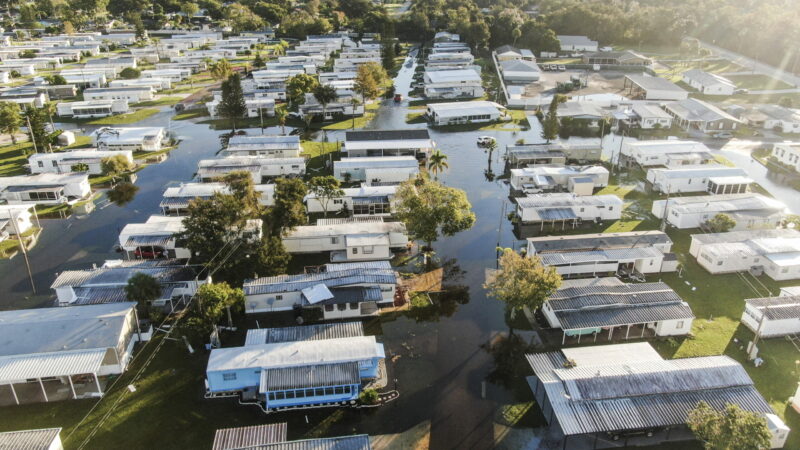 Casas rodeadas de inundaciones tras el paso del huracán Ian. Foto: EFE.