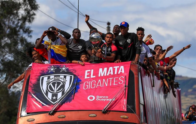 Jugadores del Independiente del Valle, a bordo de un autobús, recorren las calles en una caravana de celebración tras coronarse campeones de la Copa Sudamericana. Foto: EFE