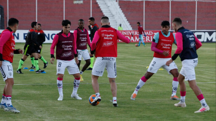 Jugadores del Independiente del Valle en el calentamiento previo antes de jugar contra Mushuc Runa. Foto: Twitter @IDV_EC