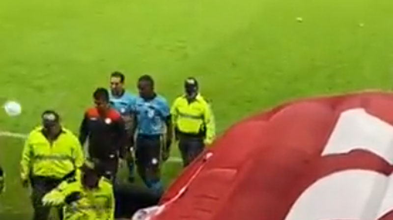 El árbitro Franklin Congo y sus asistentes dejaron la cancha con custodia policial, luego del partido Independiente del Valle vs. Técnico universitario. Foto: Twitter @joacosaavedraq