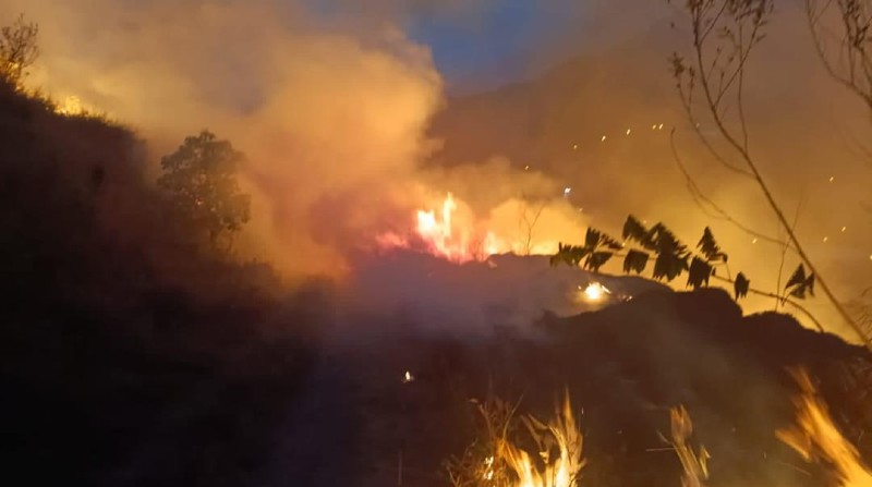 El Cuerpo de Bomberos de Zaruma reportó un incendio forestal en el cerro Zaruma Urcu. Foto: Twitter @Sanchezmendieta
