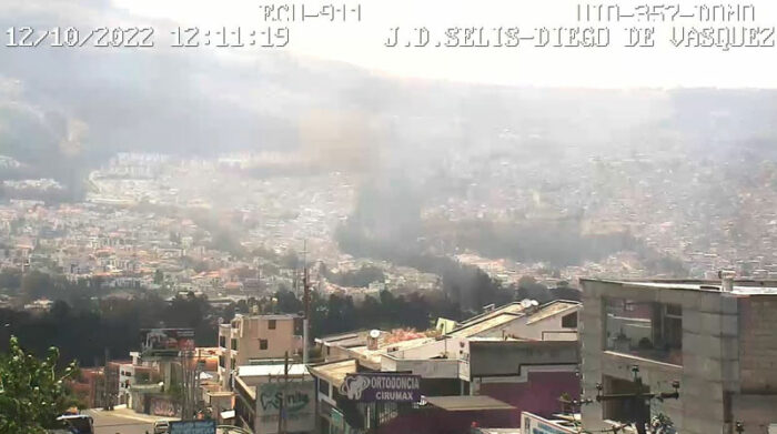 El humo que generó el incendio forestal en el sector de La Roldós se observó hasta en Carcelén, al frente de la zona afectada. Foto: Cortesía ECU 911