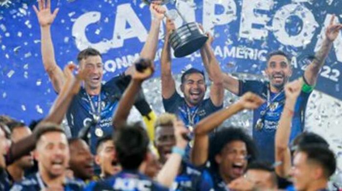 Jugadores del Independiente del Valle festejan con el trofeo de la Copa Sudamericana, el 1 de octubre del 2022. Foto: Instagram @IDV_EC
