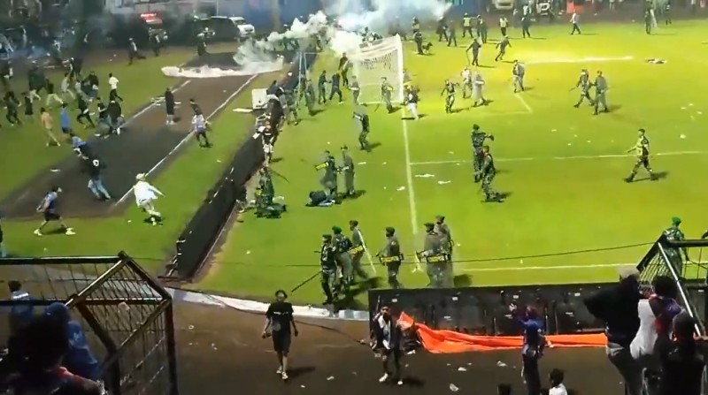 Varios disturbios registrados en el estadio de Kanjuruhan tras un partido de fútbol entre Arema FC y Persebaya Surabaya. Foto: Captura