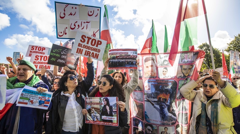 Protesta en La Haya, Países Bajos, este sábado, 8 de octubre de 2022, contra los responsables de hacer cumplir el estricto código de vestimenta de Irán para las mujeres. Foto: EFE