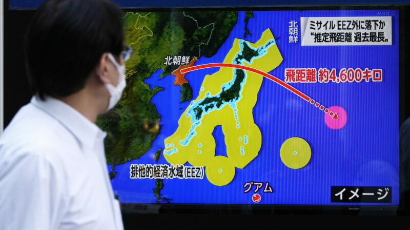 Un hombre se para a mirar una infografía sobre el lanzamiento de un misil balístico de Corea del Norte que sobrevoló territorio japonés. Foto: EFE.