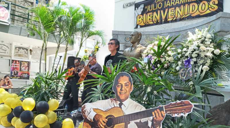 Seguidores de Julio Jaramillo se reunieron frente a su mausoleo a cantar sus canciones por su natalicio y por el Día del Pasillo Ecuatoriano. Foto: EL COMERCIO