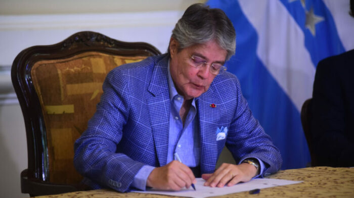 Presidente Guillermo Lasso firma el decreto de Gornabernabilidad del IESS. Foto: Enrique Pesantes / EL COMERCIO.