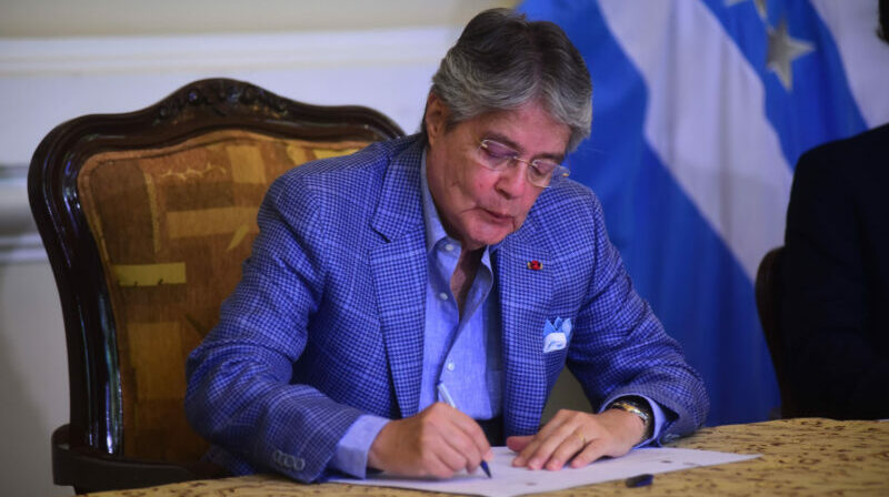 Presidente Guillermo Lasso firma el decreto de Gornabernabilidad del IESS. Foto: Enrique Pesantes / EL COMERCIO.