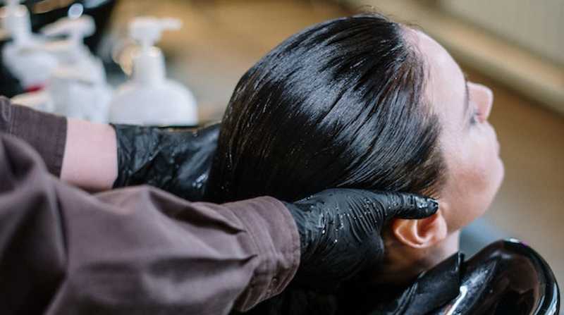 Imagen referencial. Miles de productos para lavar el pelo fueron retirados de los comercios en EE.UU. Foto: Pexels