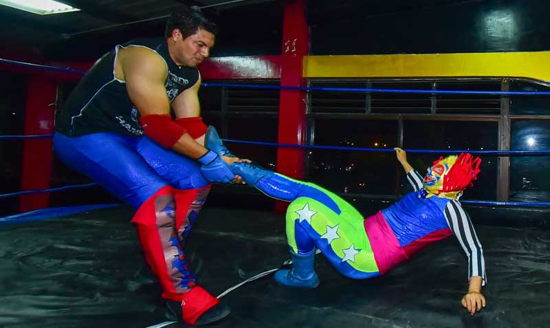 Ryan, el Payaso, es sometido por Hammer, el Destructor. Los luchadores practican las noches en Guayacanes. Foto: Enrique Pesantes / EL COMERCIO