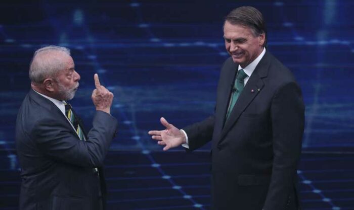 El debate, con un formato muy libre, permitió largos cruces entre Lula y Bolsonaro. Foto: EFE