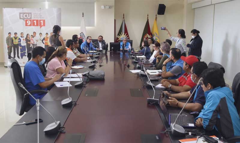 La mesa técnica dos, que se activó por los casos de intoxicación de alcohol metílico, se reunió este 27 de octubre en las instalaciones del ECU 911 Santo Domingo. Foto: Twitter Ministerio de Salud