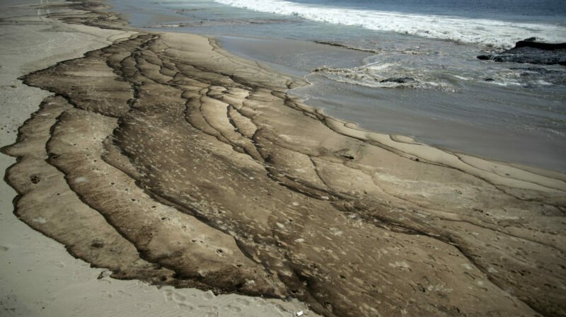 Fotografía que muestra un derrame de combustible, en las playas de Salina Cruz (México). Foto: EFE.