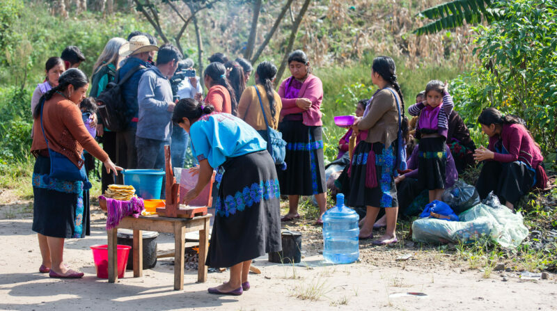 Un grupo de indígenas preparan alimentos luego de ser desplazados de su comunidad de Santa Marta, en el municipio de Chenalho, estado de Chiapas (México). Foto: EFE.