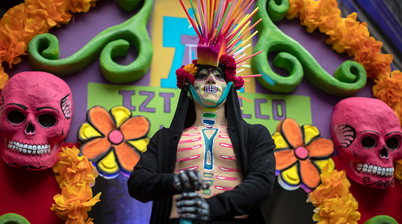 Un hombre caracterizado como Calavera Guerrero participa durante una conferencia de prensa del Gran Desfile del Día de los Muertos, en la Ciudad de México. Foto: EFE
