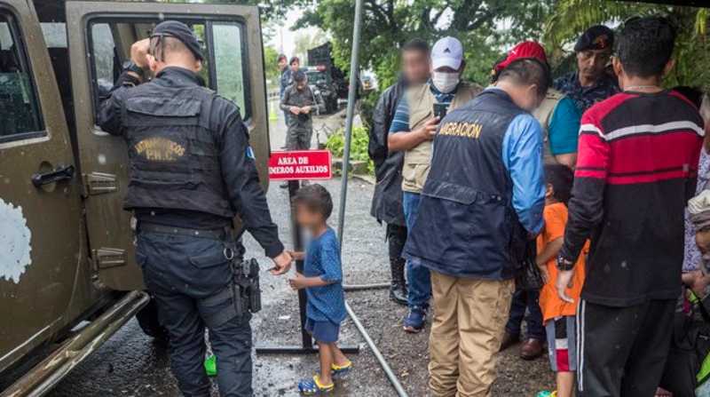 Migrantes ilegales son detenidos por militares y policías guatemaltecos, el jueves 20 de octubre de 2022, en El Cinchado (Guatemala). Foto: EFE/Esteban Biba