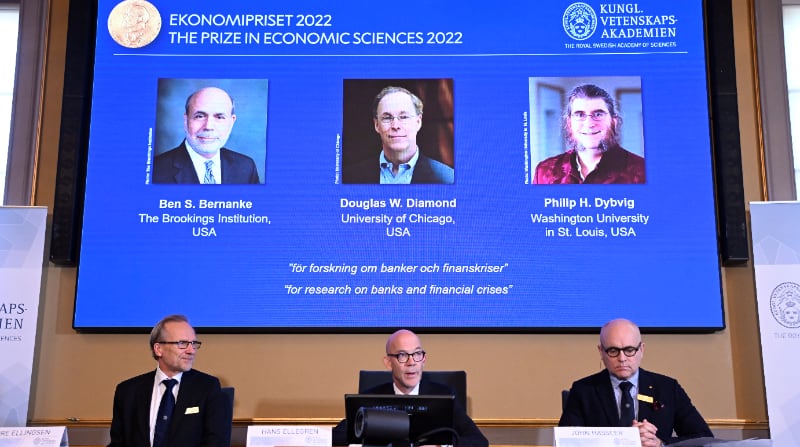 De izquierda a derecha, Tore Ellingsen, Hans Ellegren y John Hassler miembros de de la Real Academia Sueca de Ciencias, anuncian este 10 de octubre de 2022 el Premio Sveriges Riksbank en Ciencias Económicas en memoria de Alfred Nobel 2022, durante una conferencia de prensa en la Real Academia Sueca de Ciencias en Estocolmo, Suecia. En la pantalla (de izq. a der.) Ben S. Bernanke (EE.UU.), Douglas W. Diamond (EE.UU.) y Philip H. Dybvig (EE.UU.) que reciben el Premio Riksbank de Suecia en Ciencias Económicas en memoria de Alfred Nobel. Foto: EFE
