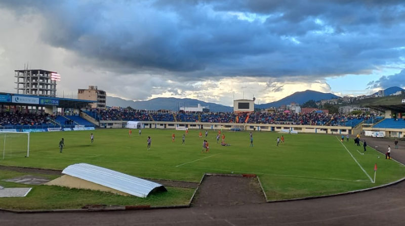 En el estadio Reina de El Cisne se juega el partido aplazado de Serie B entre Libertad y El Nacional, este lunes 17 de octubre del 2022. Foto: Santiago Sarango / EL COMERCIO