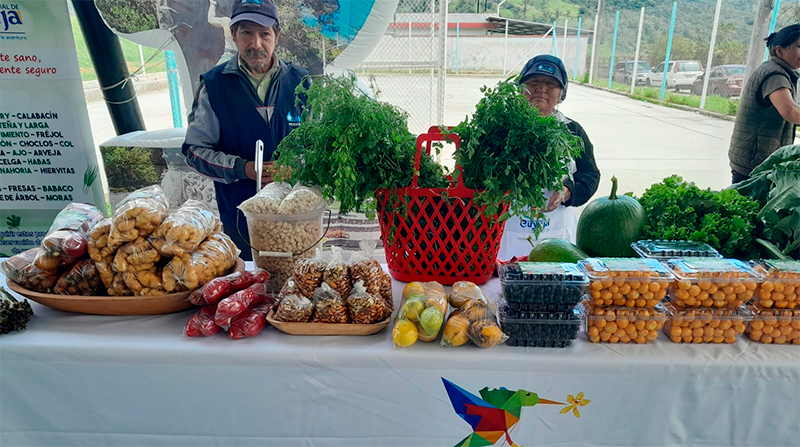 Emprendedores de los cantones Quijos y El Chaco promueven sus productos en la feria. Foto: Cortesía