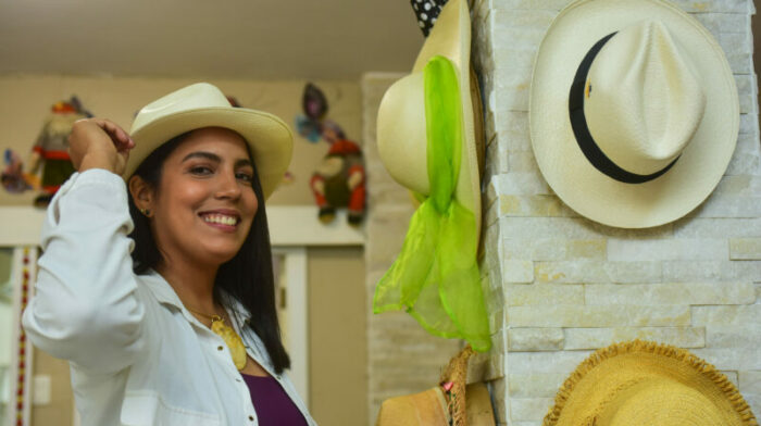 Sombreros de paja toquilla personalizados con pintura u objetos, realizados por la empresa The Hat 593, de Alejandra Carvajal. Foto: Enrique Pesantes / EL COMERCIO.