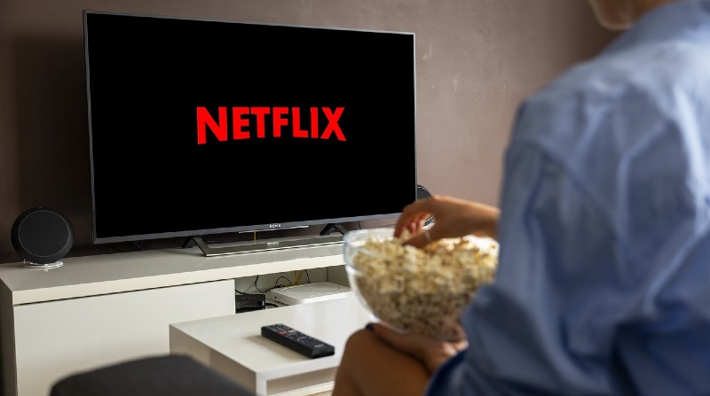 Netflix terminó su prueba piloto y se retracta. No cobrará extra a usuarios por compartir su cuenta para ser usada desde otra casa. Foto: Pixabay