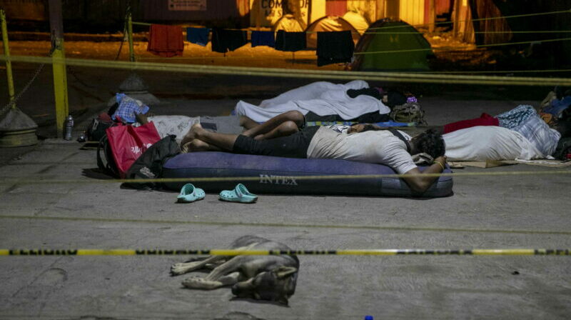 Migrantes venezolanos duermen en el suelo en la terminal de buses del mercado "El Mayoreo", en Managua (Nicaragua). Foto: EFE.