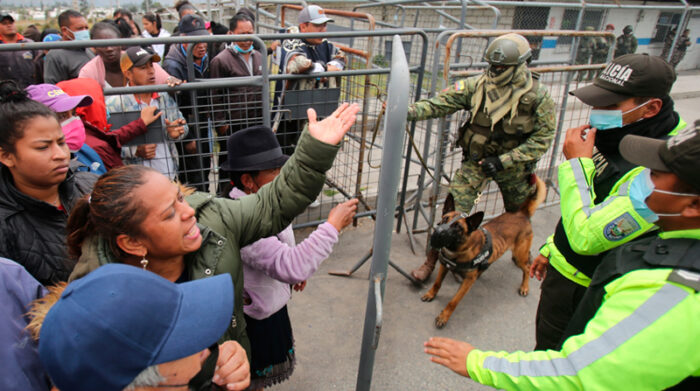 Familiares piden información en los exteriores de la cárcel de Cotopaxi, tras los actos de violencia que se registraron en dos días. Foto: EL COMERCIO