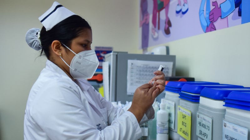 La vacuna contra el VPH está disponible en los centros de salud. También se realizan brigadas en escuelas. Foto: Enrique Pesantes / EL COMERCIO