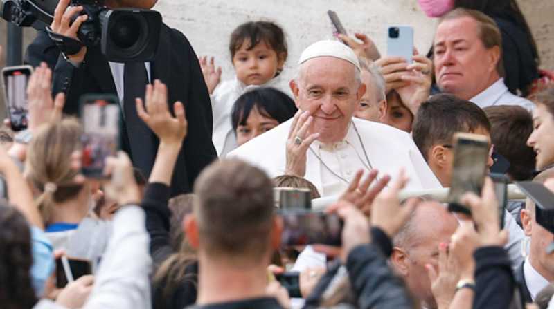 El Papa Francisco llega para dirigir la audiencia general semanal en la Plaza de San Pedro en el Vaticano, el 26 de octubre de 2022. Foto: EFE / FABIO FRUSTACI