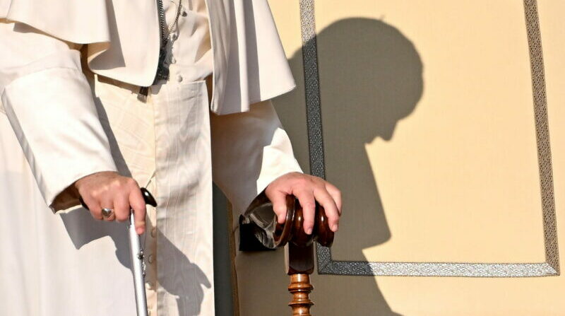 El Papa Francisco, usando un bastón, llega para dirigir la audiencia general semanal en la Plaza de San Pedro, Ciudad del Vaticano. Foto: EFE.