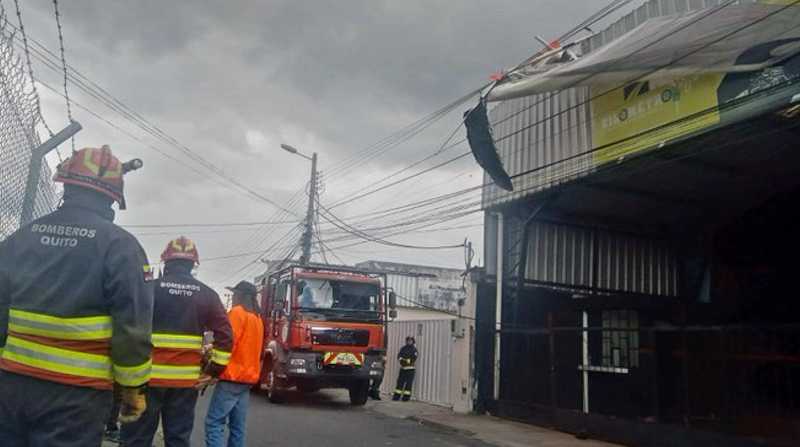 Un parapente quedó atrapado en el techo de una estructura, en Quito. Foto: Cortesía CBQ
