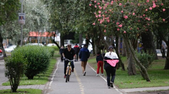 En el parque La Carolina los quiteños transitaron entre los senderos en bicicleta o a pie. Foto: Diego Pallero / EL COMERCIO
