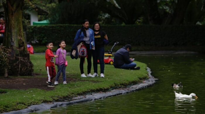 En el parque Las Cuadras, sur de Quito, los visitantes tomaron fotografías de los patos que nadaban en la laguna; otros los alimentaban. Foto: Diego Pallero / EL COMERCIO