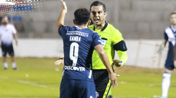 El arbitraje de Marlon Vera en el partido 9 de Octubre contra Liga de Quito fue criticado por Esteban Paz. Foto: Twitter Liga de Quito
