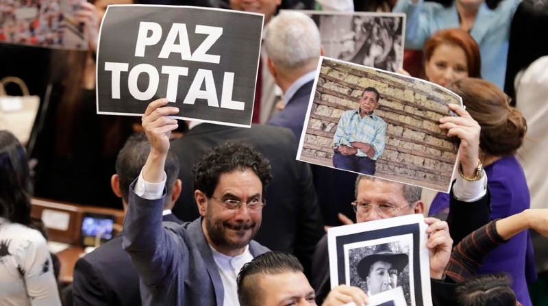 Fotografía de archivo, tomada el pasado 20 de julio, en la que se registró al senador colombiano Iván Cepeda (i), mientras sostiene un cartel que dice "Paz Total", durante la instalación del nuevo Congreso Nacional, en Bogotá (Colombia). Foto: EFE