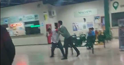Dos hombres se pelearon dentro de las instalaciones de la Terminal Terrestre de Quevedo, en Los Ríos. Foto: Captura de pantalla.